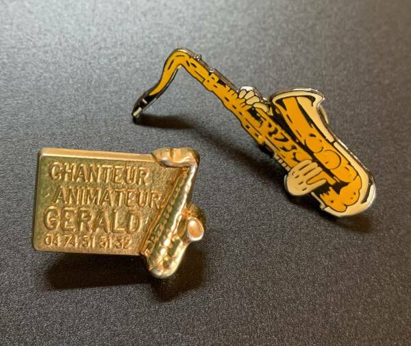 サックス　ピンバッジ　2個セット　レア　ピンズ　ピンバッチ　楽器　音楽　CHANTEUR ANIMATEUR GERALD