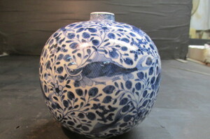 .. structure Shimizu . blue .. fish writing one wheel natural flower vessel vase flower go in also box 