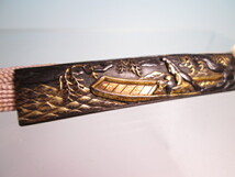【江月】アンティーク・K14 金工 柳にに舟遊びの金銀象嵌 刀装具の帯留め 16g_画像3