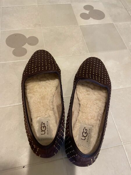 UGG スタッズ　フラットシューズ　23.0