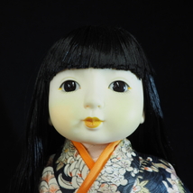 昭和ビンテージ 鈴乃屋 着付人形 セイコ 1980年代 幅22cm（台座込み） 奥行き13cm 高さ45cm 専用スタンドが付属します。 SSK503_画像2