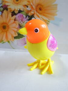 ゼンマイで跳ねる小鳥のおもちゃ　ポップな色で可愛いです♪