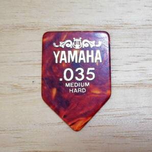 ☆YAMAHA☆ヤマハ ピック☆.035inch(約0.9mm)MEDIUM HARD☆ベッコウ☆ロケット(ホームベース)型☆ジャパンビン☆未使用デッドストック品 04の画像1