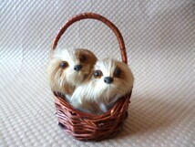 昭和レトロ 当時物 籠に入った可愛いワンちゃん 犬 2匹 かご マグネット付き 飾り物_画像1