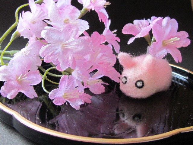 zдγдy@ ☆ Lapin observant les fleurs de cerisier.(^^♪ ☆ Feutre de laine ☆ Miniature faite à la main ☆ Observation des fleurs de cerisier ☆ Fleurs de cerisier ☆, jouet, jeu, jouet en peluche, Feutre de laine
