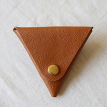 最終ＳＡＬＥ シュリンクレザー本革で作る 一枚革 三角コインケース 両面開き 小銭入れ 小物入れ キャメル S38C_画像2