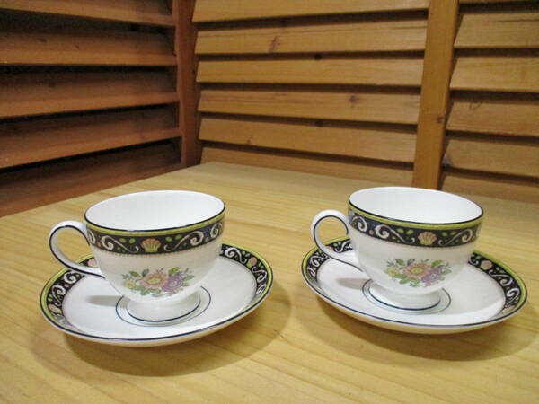 M1Y ◎112 【WEDGWOOD】 RUNNYMEDE ラニーミード カップ＆ソーサー ペア 黒壺 英国製 シェル フラワー 未使用展示品