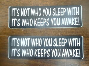 英語名言ステッカー２枚セット「IT'S NOT WHO YOU SLEEP WITH IT'S WHO KEEPS YOU AWAKE!」 約86×26mm 半艶 塩化ビ製 屋外使用可 \150即決