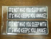 英語名言ステッカー２枚セット「IT'S NOT WHO YOU SLEEP WITH IT'S WHO KEEPS YOU AWAKE!」 約86×26mm 半艶 塩化ビ製 屋外使用可 \150即決_画像4