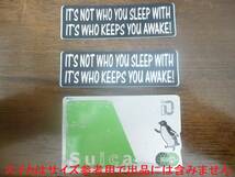 英語名言ステッカー２枚セット「IT'S NOT WHO YOU SLEEP WITH IT'S WHO KEEPS YOU AWAKE!」 約86×26mm 半艶 塩化ビ製 屋外使用可 \150即決_画像2