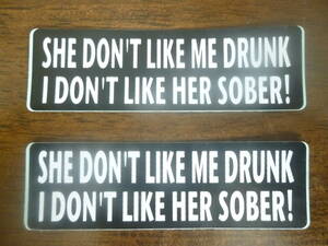 英語名言ステッカー２枚セット「SHE DON'T LIKE ME DRUNK I DON'T LIKE HER SOBER!」 約86×26mm 半艶 塩化ビニール製 屋外使用可 \150即決