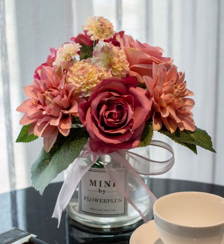 रिबन के साथ कांच के फूलदान में कृत्रिम फूल गुलाब डाहलिया (गुलाबी लाल), हस्त शिल्प, हस्तशिल्प, कला फूल, दबाये हुए फूल, सामान्य