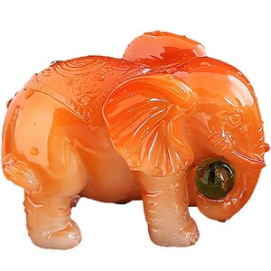 置物 茶玩 色の変わる玉を持つ象さん 翡翠風 (レッド)