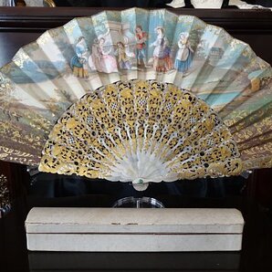 Grace アンティーク フランス 1870年頃 透かし彫りと彫刻、金箔を押したマザーオブパール (白蝶貝) と、両面手描きロココ貴族図の扇子