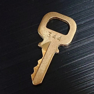 [ postage 63 jpy ]344 key LOUIS VUITTON Louis Vuitton south capital pills key lock katenapado lock bato lock key . pills breaking the seal original Gold gold color 