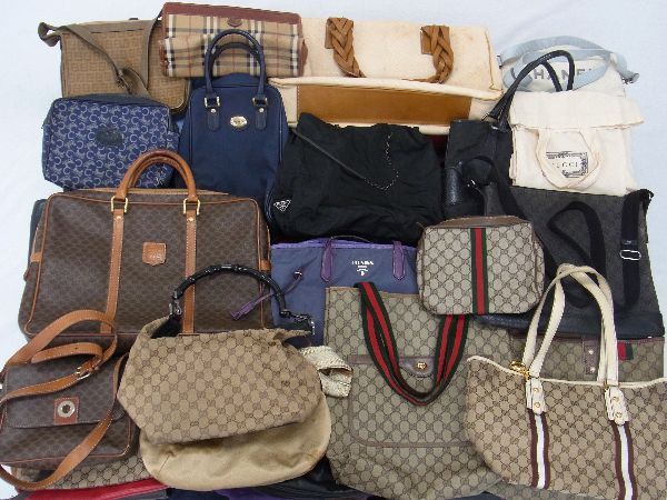 CELINE ショルダーバッグの値段と価格推移は?|3,883件の売買情報を ...