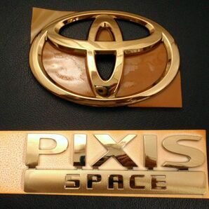 7トレジャー 【 トヨタ ピクシス スペース TOYOTA PIXIS SPACE 】 プレミアム ゴールド エンブレム リア 2点セット