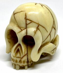 【本】象牙風☆在銘 髑髏彫刻　根付☆骸骨　ガイコツ　skull netsuke