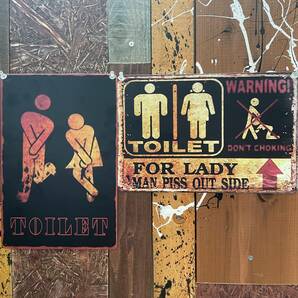 2枚 壁掛けプレート TOILETS トイレ 便所 お手洗い 化粧室 エロネタ 金属パネル インテリア壁飾り ブリキ看板 おもしろ ユニーク ジョーク