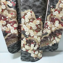 ●勝又●S２６振袖着物　正絹　金駒刺繍　金彩加工　チョコレート色笠松　梅　薄いピンクぼかし　花丸文　揚羽蝶と長襦袢二点セット_画像3