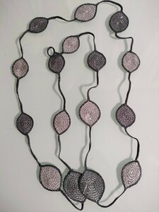 Art hand Auction Collier de broderie Last Oya fil de soie feuille grise fait main noir accessoires de broderie Mimioya Mimi Colariette, Fait main, Accessoires (pour femmes), collier, pendentif, foulard