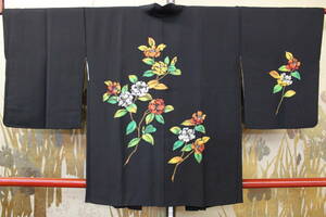きもの今昔４９２２　黒羽織コレクション　正絹十日町製絵羽織　山茶花の花加工品　　家紋は入ってません　羽織丈８０ｃｍ