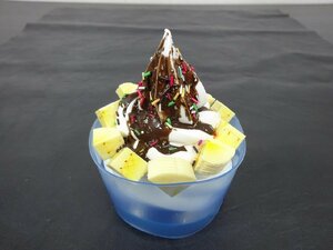 食品サンプル 業務用 パフェ 8*8*10ｃｍ チョコ/バナナ/レインボースプレー カップ レギュラーサイズ 店舗 展示 什器 管497