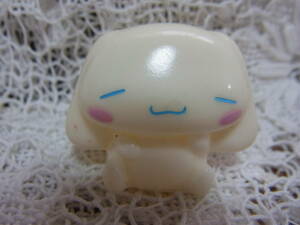 サンリオ☆ソフビ人形、指人形サイズ2.8㎝「シナモロール　シナモン」眠り目糸目　いぬ犬イヌ　2005　CHINA