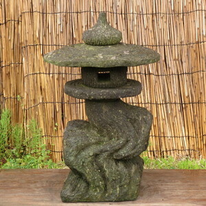 камень лампа . высота 72cm масса 55.5kg природа дерево type Kyushu производство натуральный камень 