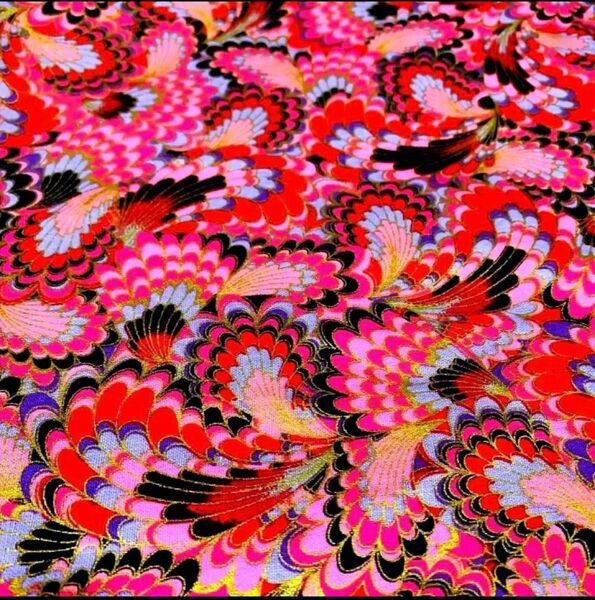 生地 ハギレ 布 和柄 花柄 孔雀 羽模様 金糸プリント　ピンク