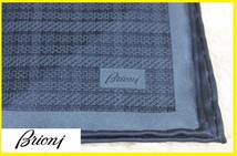 【送料無料】新品ブリオーニ（Brioni） 100％シルクマイクロデザイン柄ポケットチーフ（紺系：ネイビー系） ハンカチーフ_画像4