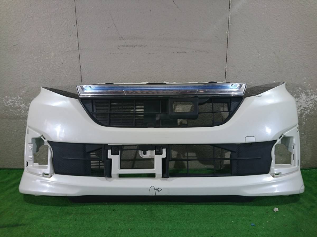 タントカスタムLA600S フロントバンパー、グリル、フォグカバー目立つ