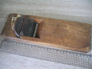4018　鉋　カンナ　平鉋　ヒラカンナ　2枚刃　登録商標なし　刃身幅約65mm　全長約265mm　サビあり　中古　使用品