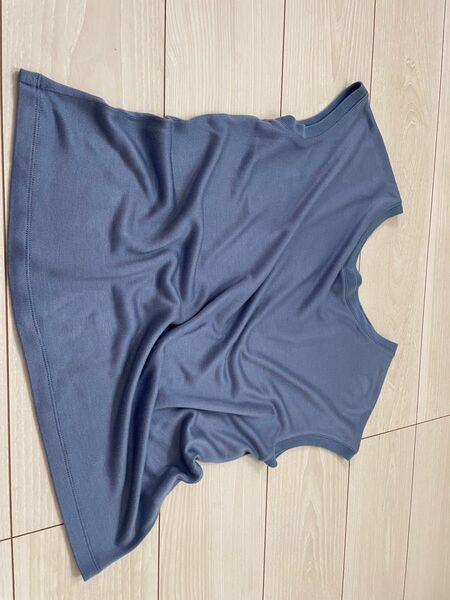 日本製 上品 ノースリーブ? 少しだけ袖はあります Mサイズ やや光沢あり ジャケット等との重ね着に ブルー系 通勤通学に 丸襟