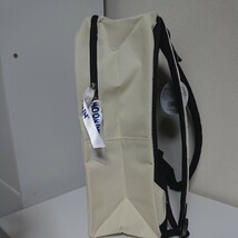 新品 rucksack ムーミン リトルミー D型 リュックサック オフホワイト 缶バッジ付き 約39cm MOOMIN リュック バッグ _画像3
