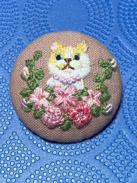 猫　刺繍ブローチ　ハンドメイド