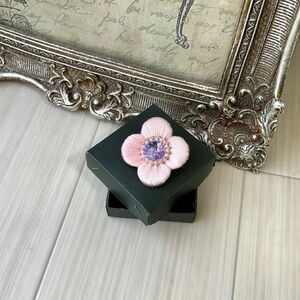 【春限定色】ぷっくり艶めくお花の刺繍ブローチorポニーフック　桜ピンク　ソメンヨシノ　薄ピンク