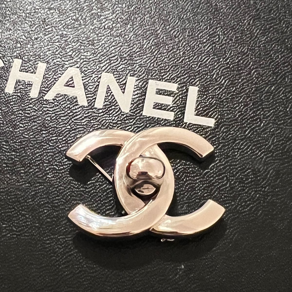 最適な材料 CHANEL ココマークブローチ シルバーカラー ライトストーン