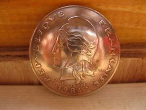コンチョ　ポリネシアン１００フラン　銅貨　頭像　３０ｍｍ