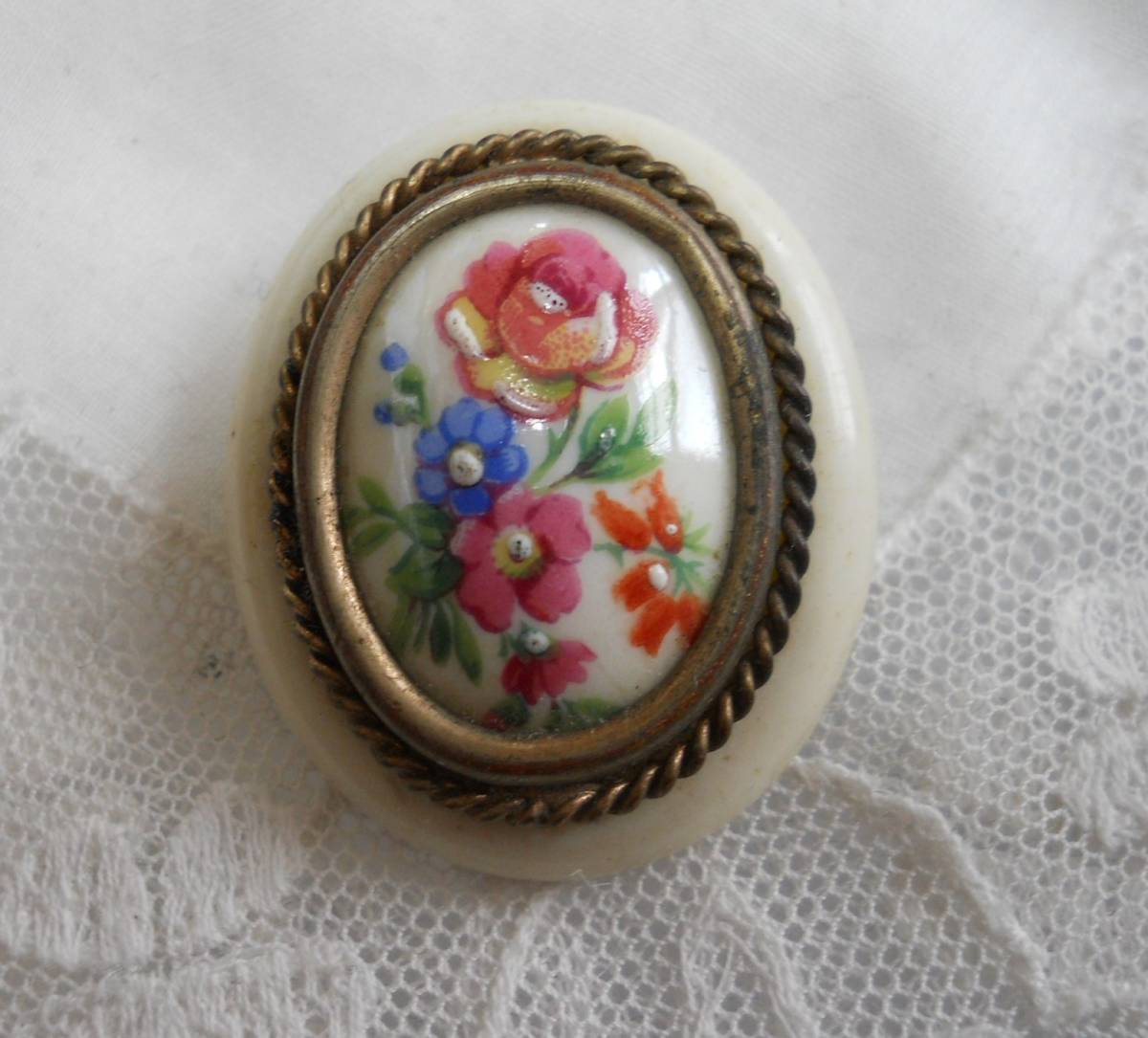 Broche de cerámica francés antiguo de Limoges con ramo de flores pintado a mano y marco de celuloide francés, accesorios de damas, broche, otros