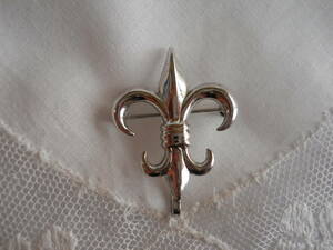 アメリカ製ヴィンテージ フック付きブローチ ウォッチピン フランス 王家の紋章 百合の紋章 純銀