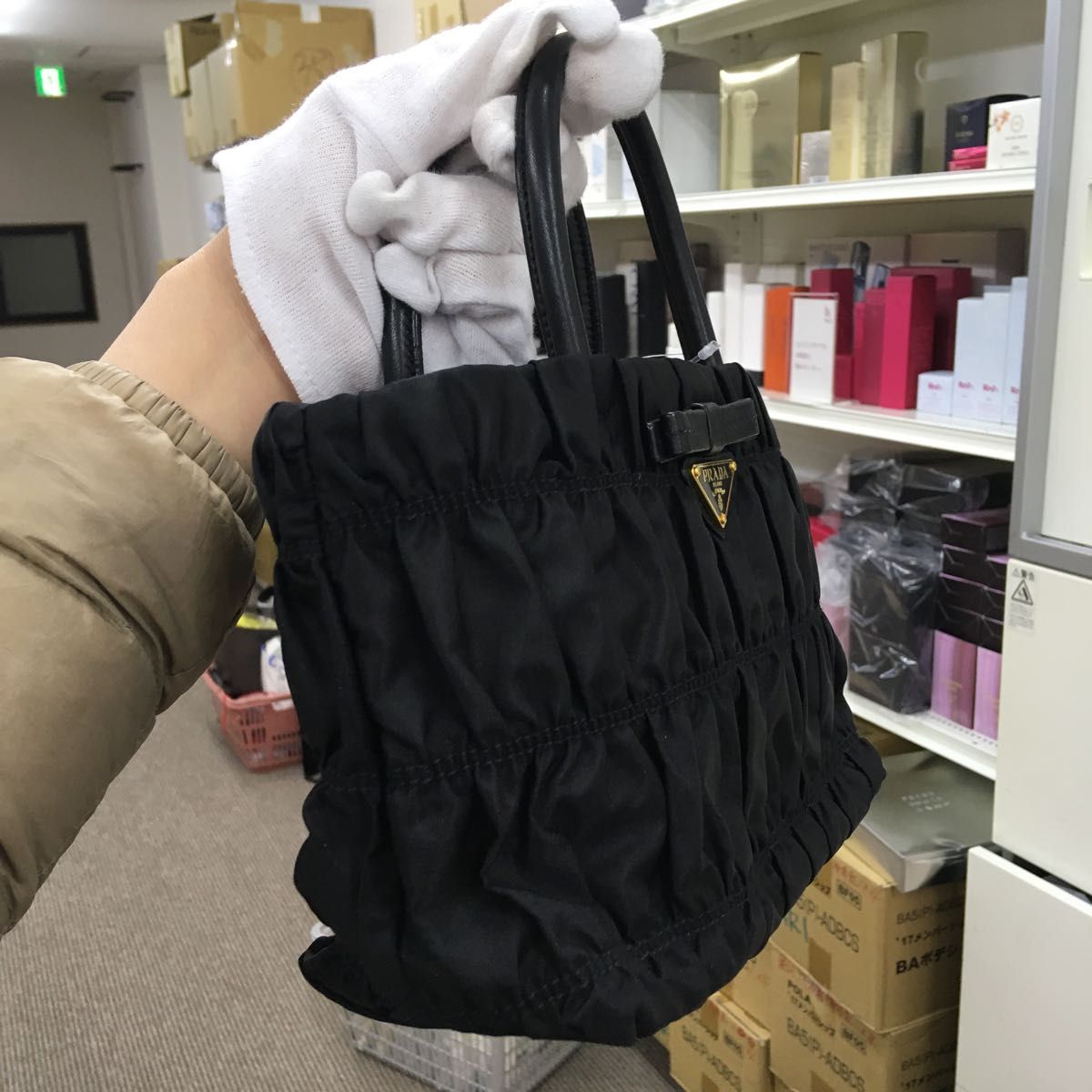 人気の ゴールドロゴ 美品 PRADA グレージュ 2way ギャザー ハンドバッグ ギャザー 美品】PRADA ハンドバッグ 金ロゴ レザー