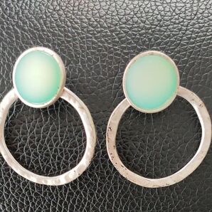ターコイズブルー、マットなシルバー色リングのピアス 儚げなブルーが素敵