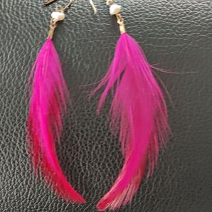 羽フェザー ピアス 鮮やかで華やかピンクの羽が軽くふわりと揺れて可愛い