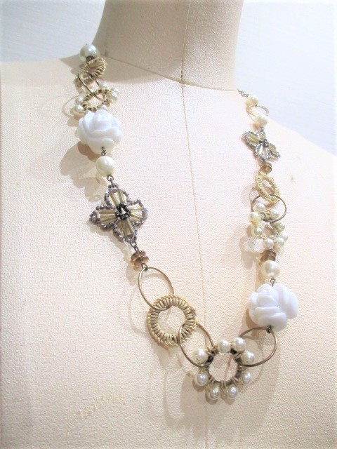 白色花朵米色珠子手工项链免费送货独一无二的项链项链, 手工制作的, 配饰(女士), 项链, 吊坠, 颈链