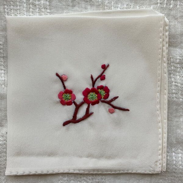未使用 シルク100% 刺繍 ハンカチ 梅