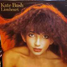 LP UKORG ケイト・ブッシュ LION HEART KATE BUSH 初回エンボスジャケ タワレコスリーブ_画像2