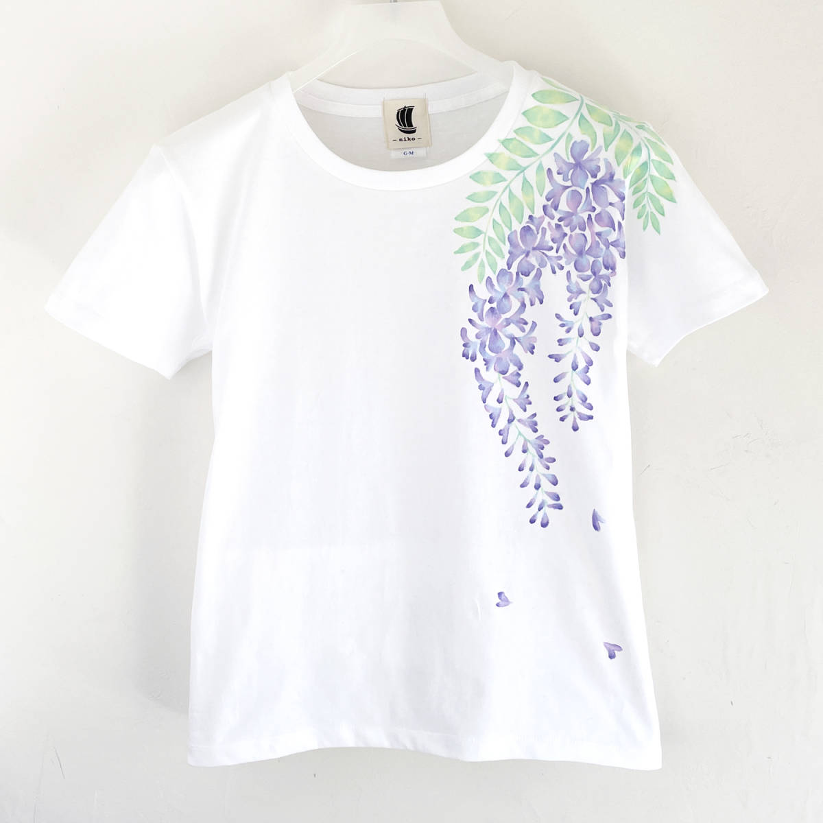 Damen-T-Shirt, Größe M, Weiß, T-Shirt mit Glyzinien-Blumenmuster, handgefertigt, handbemaltes T-Shirt, Mittlere Größe, Rundhals, Gemustert