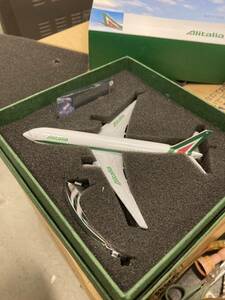 【雑貨】 アリタリア航空 ダイキャスト製 B777-200 I-DISA 非売品 Alitalia 未使用 旅客機 金属製 飛行機