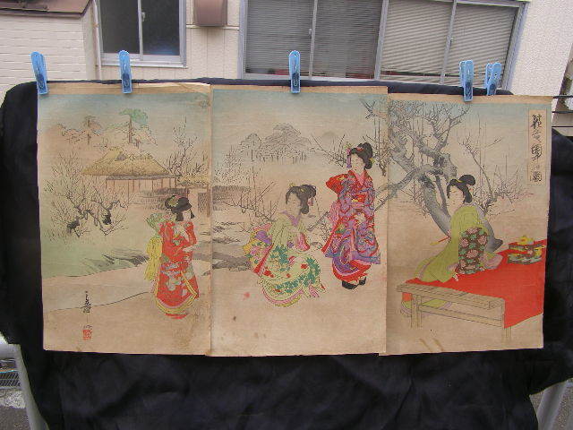 Par Toshiaki Nakazawa Peinture de jardin parfumée aux fleurs, Mère et fille regardant les fleurs de prunier au début du printemps, Grand ensemble en brocart de 3 estampes sur bois de couleur rose, tirage relativement bien conservé, garniture, Période Meiji, daté 220, peinture, Ukiyo-e, imprimer, Peinture de belle femme